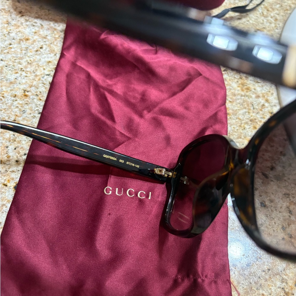 Gucci Black Oversized Sunglasses - Picture 4 of 5
